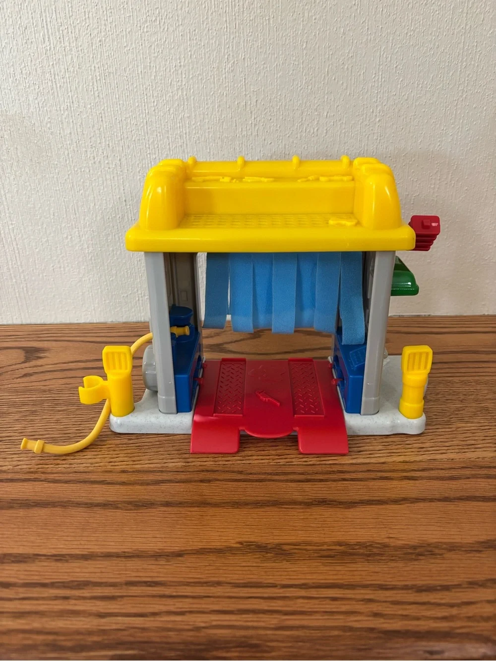 Vintage FISHER PRICE Little People Gas and Go Car Wash 2002 Pretend Play